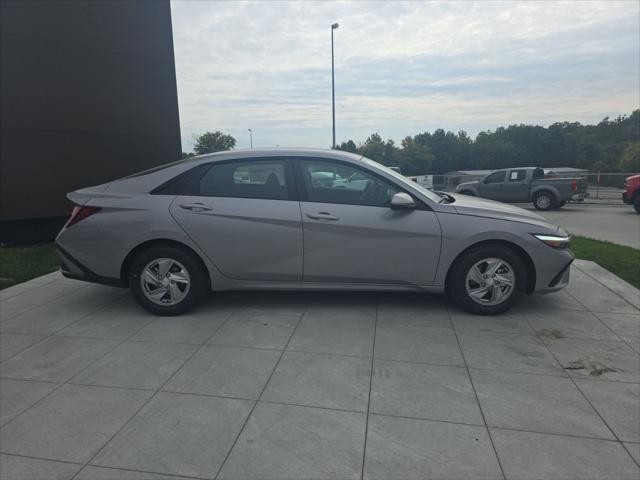 Hyundai Elantra Vehicle Full-screen Gallery Image 4