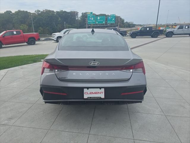 Hyundai Elantra Vehicle Full-screen Gallery Image 7