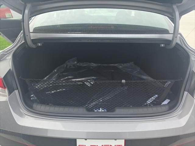 Hyundai Elantra Vehicle Full-screen Gallery Image 9