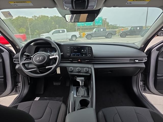 Hyundai Elantra Vehicle Full-screen Gallery Image 11