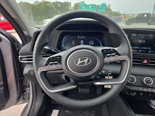 Hyundai Elantra Vehicle Full-screen Gallery Image 14