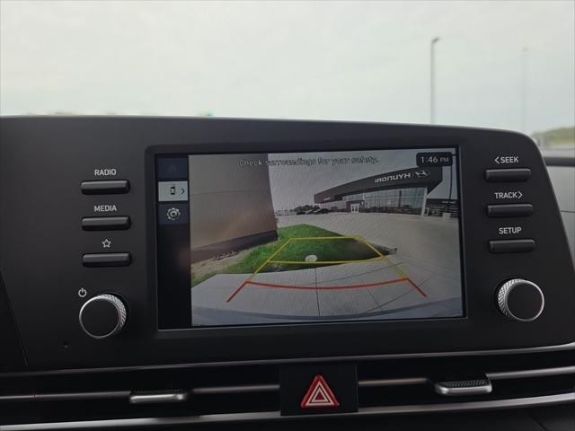 Hyundai Elantra Vehicle Full-screen Gallery Image 18