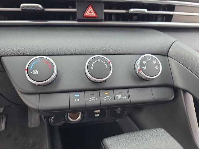 Hyundai Elantra Vehicle Full-screen Gallery Image 19