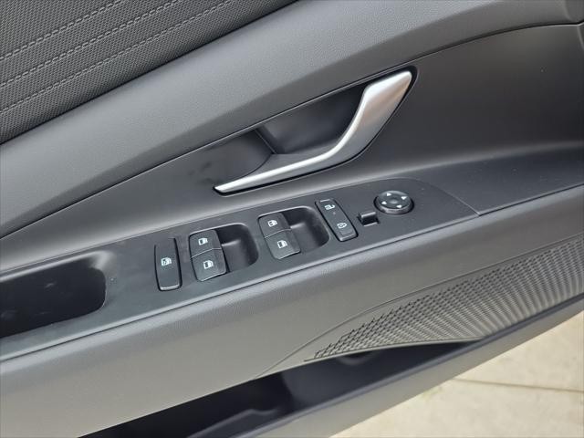 Hyundai Elantra Vehicle Full-screen Gallery Image 21