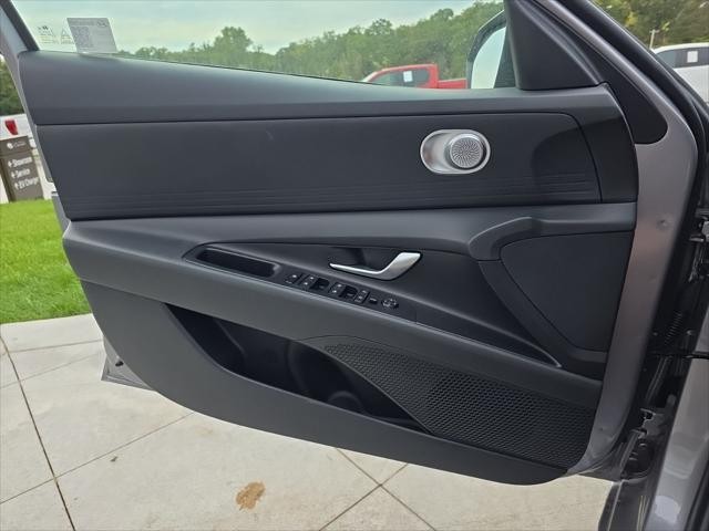 Hyundai Elantra Vehicle Full-screen Gallery Image 22