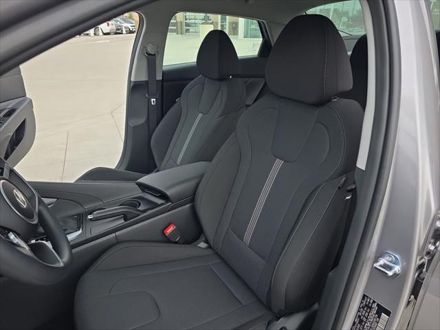 Hyundai Elantra Vehicle Full-screen Gallery Image 24