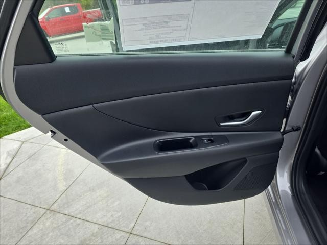 Hyundai Elantra Vehicle Full-screen Gallery Image 25