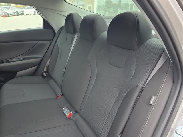 Hyundai Elantra Vehicle Full-screen Gallery Image 27