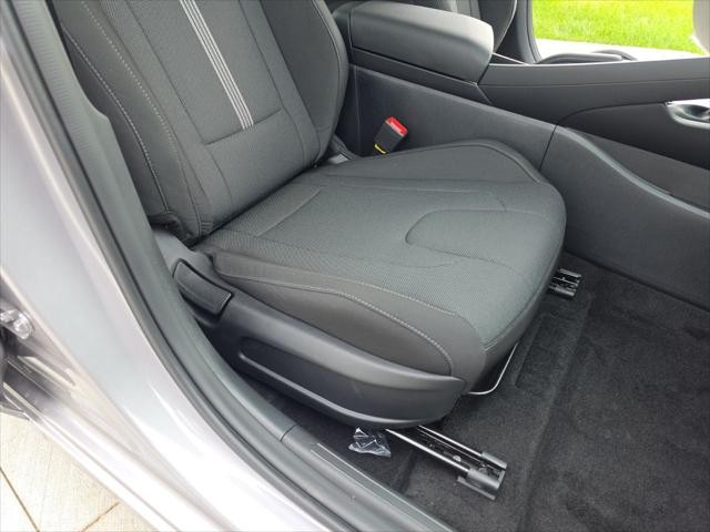 Hyundai Elantra Vehicle Full-screen Gallery Image 28