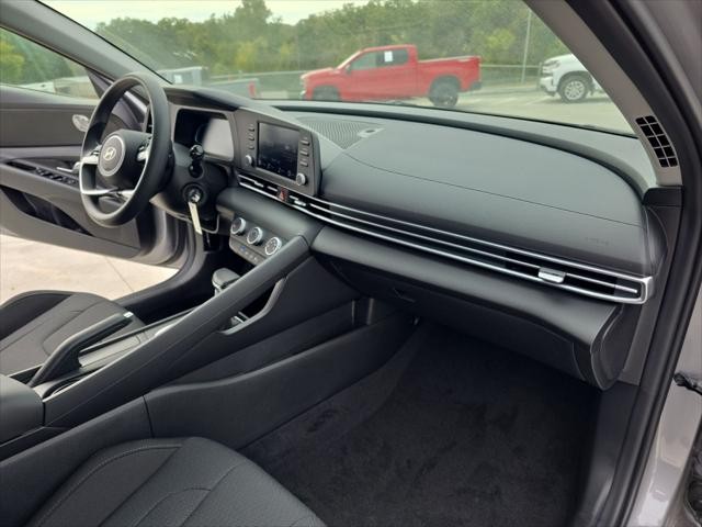 Hyundai Elantra Vehicle Full-screen Gallery Image 29