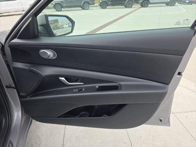 Hyundai Elantra Vehicle Full-screen Gallery Image 30