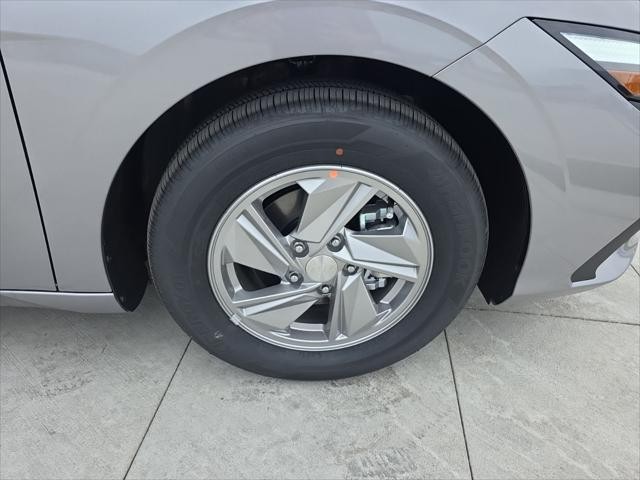 Hyundai Elantra Vehicle Full-screen Gallery Image 31