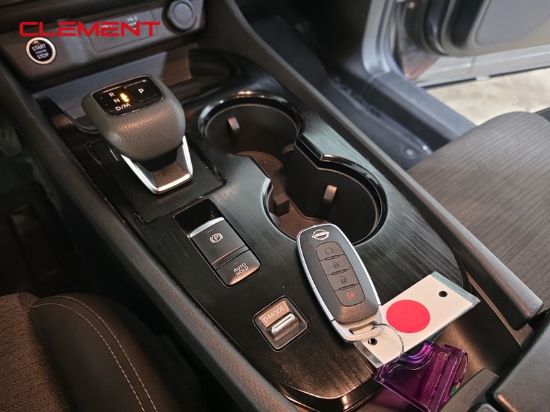 Nissan Rogue Vehicle Image 21