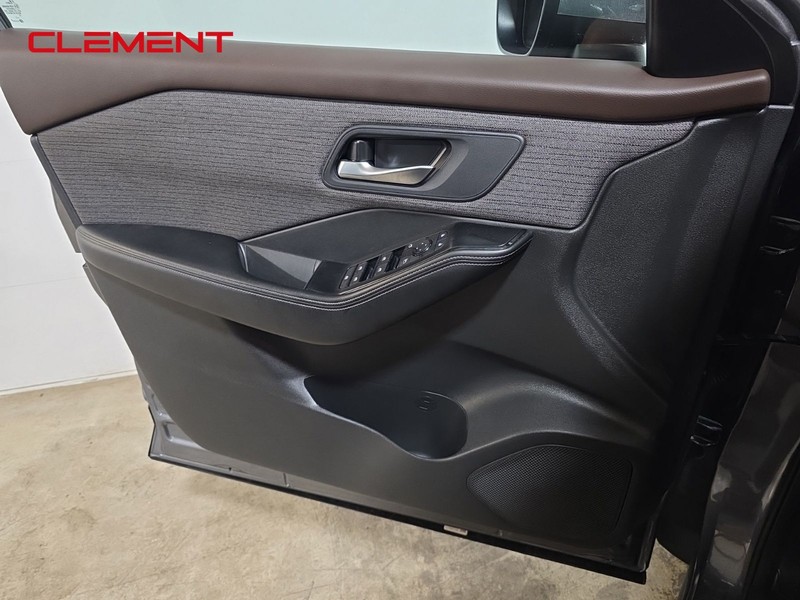 Nissan Rogue Vehicle Image 23