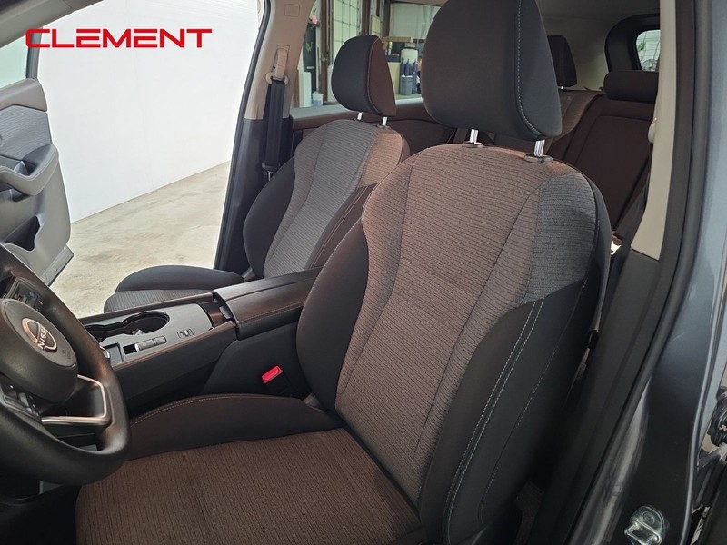 Nissan Rogue Vehicle Image 25