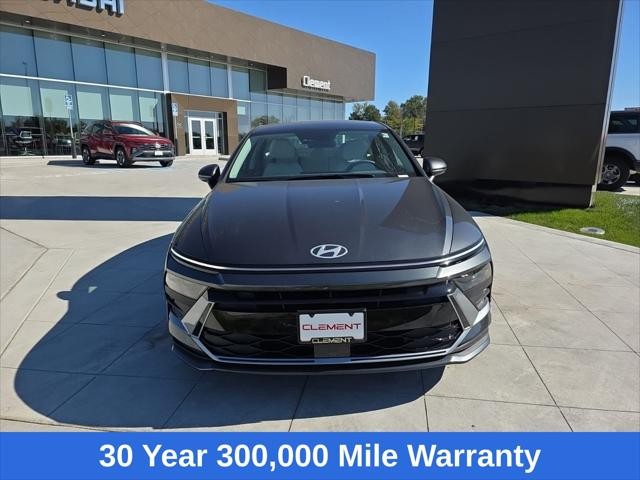 Hyundai Sonata Hybrid Vehicle Full-screen Gallery Image 2