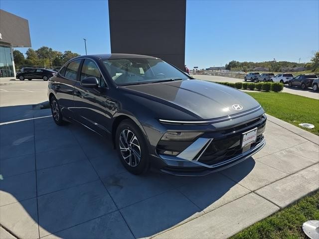 Hyundai Sonata Hybrid Vehicle Full-screen Gallery Image 3