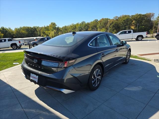 Hyundai Sonata Hybrid Vehicle Full-screen Gallery Image 6