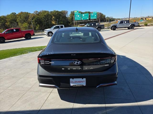 Hyundai Sonata Hybrid Vehicle Full-screen Gallery Image 7