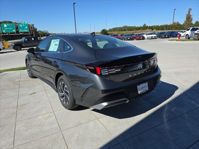 Hyundai Sonata Hybrid Vehicle Full-screen Gallery Image 8