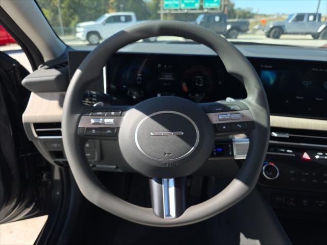 Hyundai Sonata Hybrid Vehicle Full-screen Gallery Image 11