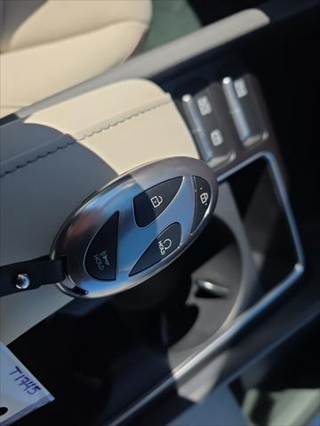 Hyundai Sonata Hybrid Vehicle Full-screen Gallery Image 21