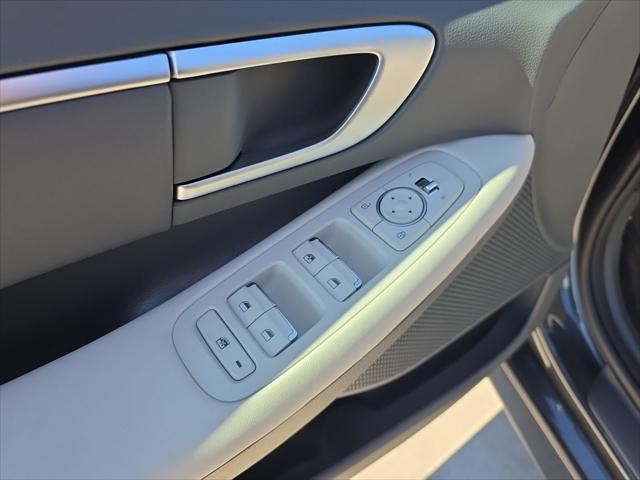 Hyundai Sonata Hybrid Vehicle Full-screen Gallery Image 23