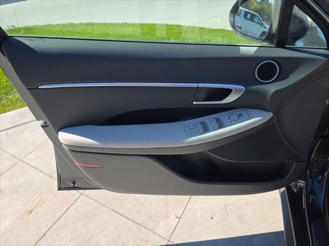 Hyundai Sonata Hybrid Vehicle Full-screen Gallery Image 24