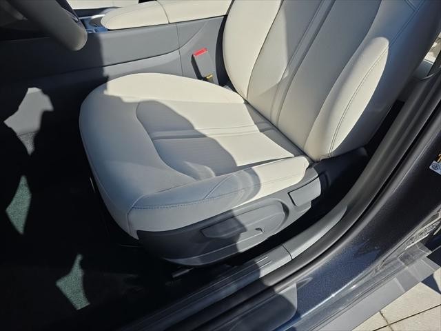 Hyundai Sonata Hybrid Vehicle Full-screen Gallery Image 25