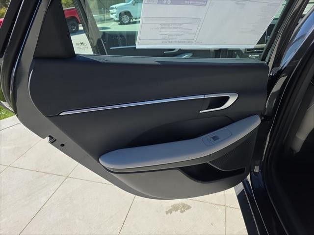 Hyundai Sonata Hybrid Vehicle Full-screen Gallery Image 27