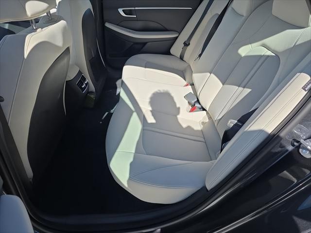 Hyundai Sonata Hybrid Vehicle Full-screen Gallery Image 28