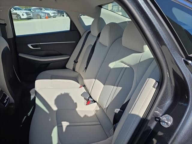 Hyundai Sonata Hybrid Vehicle Full-screen Gallery Image 29