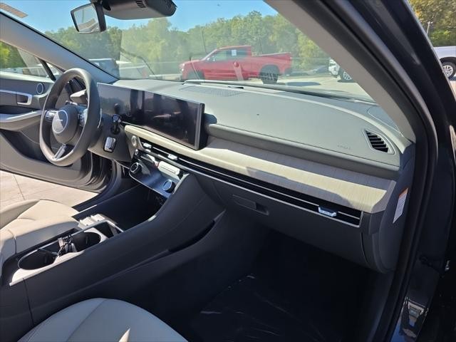 Hyundai Sonata Hybrid Vehicle Full-screen Gallery Image 32