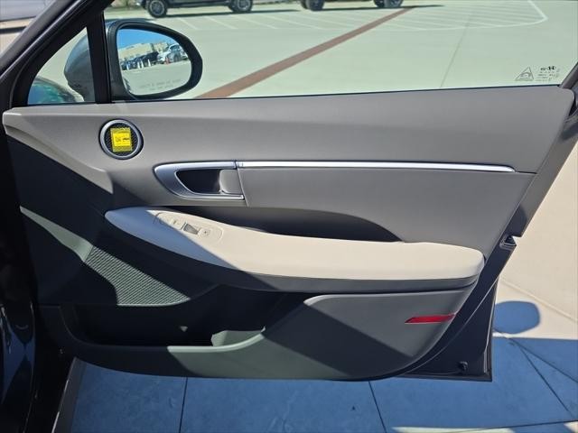 Hyundai Sonata Hybrid Vehicle Full-screen Gallery Image 33