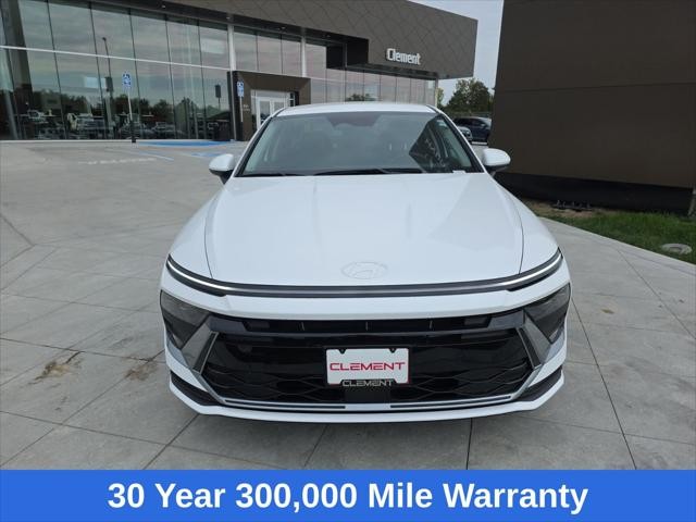 Hyundai Sonata Vehicle Full-screen Gallery Image 2