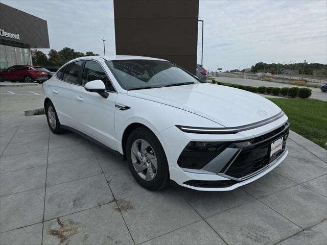 Hyundai Sonata Vehicle Full-screen Gallery Image 3