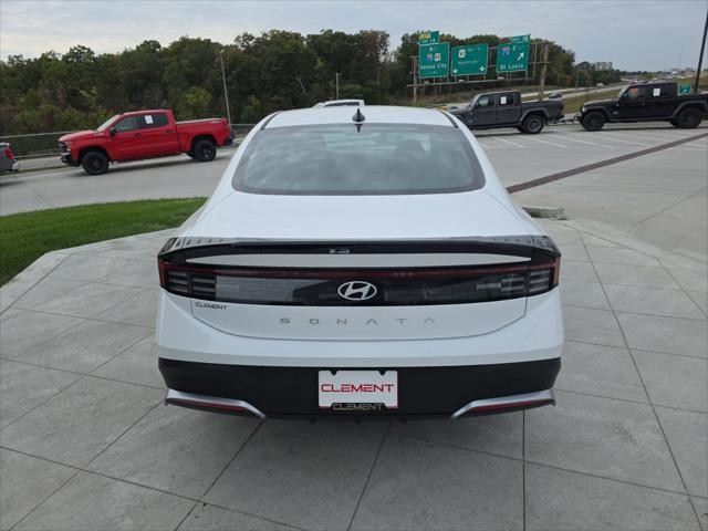 Hyundai Sonata Vehicle Full-screen Gallery Image 7