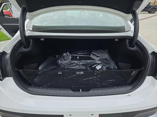 Hyundai Sonata Vehicle Full-screen Gallery Image 9