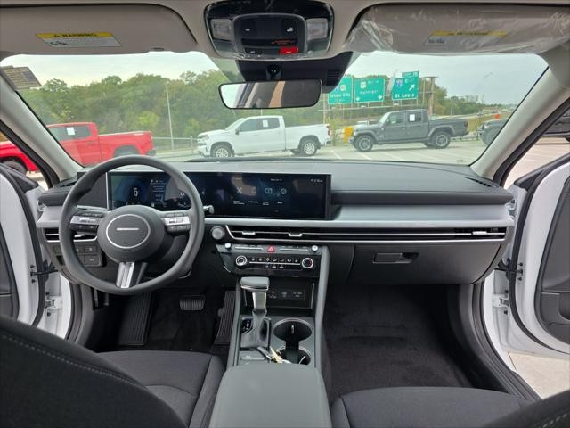 Hyundai Sonata Vehicle Full-screen Gallery Image 11