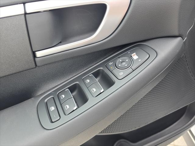 Hyundai Sonata Vehicle Full-screen Gallery Image 25