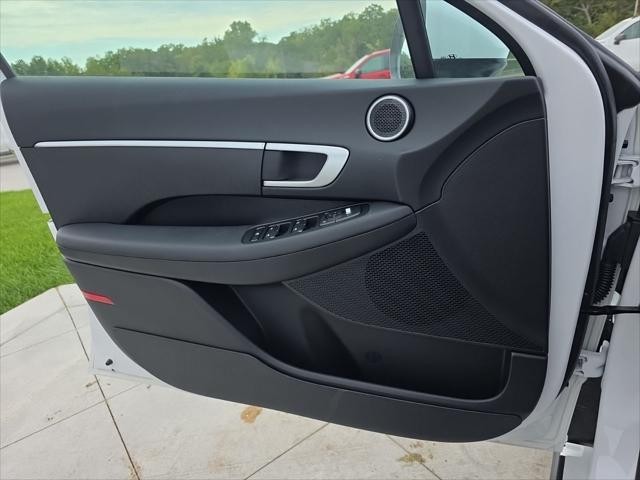 Hyundai Sonata Vehicle Full-screen Gallery Image 26