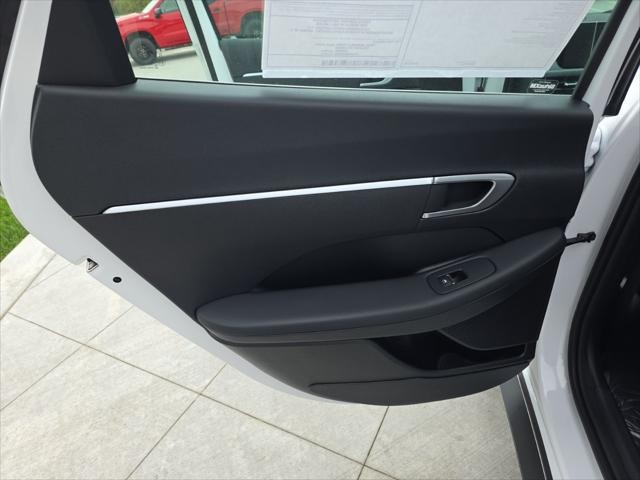 Hyundai Sonata Vehicle Full-screen Gallery Image 29