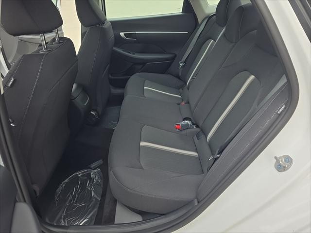 Hyundai Sonata Vehicle Full-screen Gallery Image 30