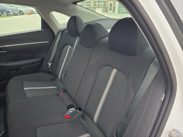 Hyundai Sonata Vehicle Full-screen Gallery Image 31