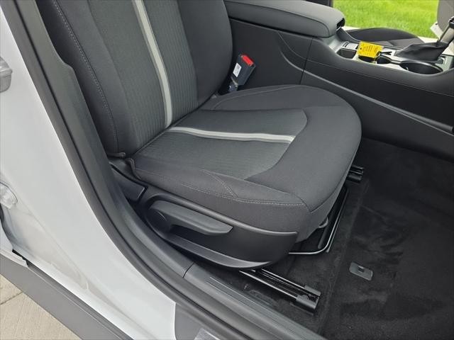 Hyundai Sonata Vehicle Full-screen Gallery Image 32