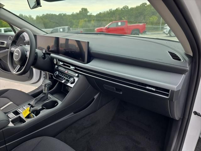 Hyundai Sonata Vehicle Full-screen Gallery Image 33