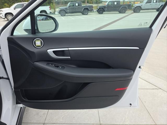 Hyundai Sonata Vehicle Full-screen Gallery Image 34