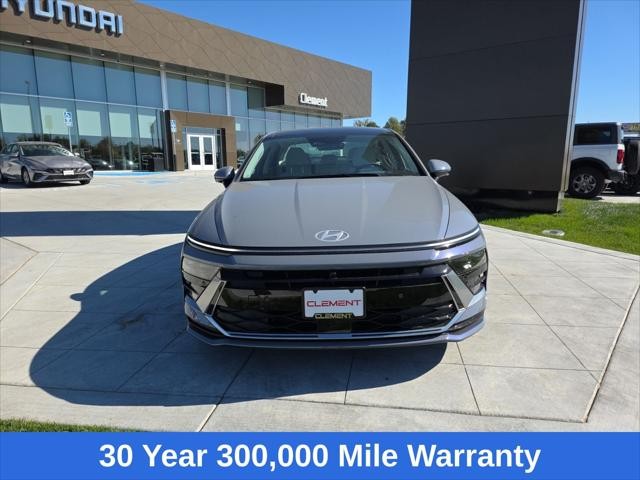 Hyundai Sonata Hybrid Vehicle Full-screen Gallery Image 2