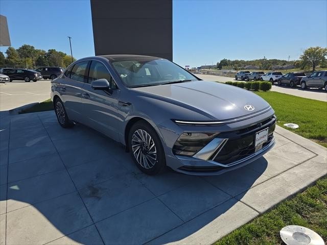 Hyundai Sonata Hybrid Vehicle Full-screen Gallery Image 3