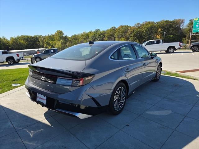 Hyundai Sonata Hybrid Vehicle Full-screen Gallery Image 6